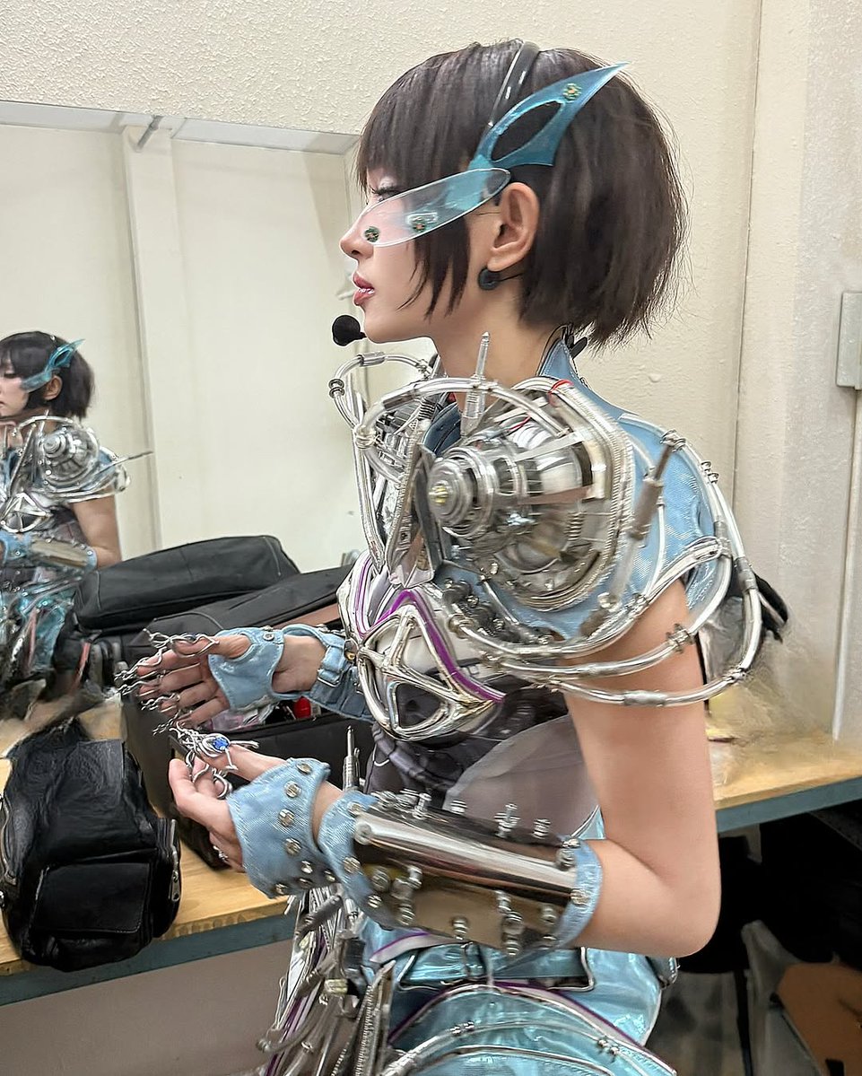 look at this diva 🤖🪩
