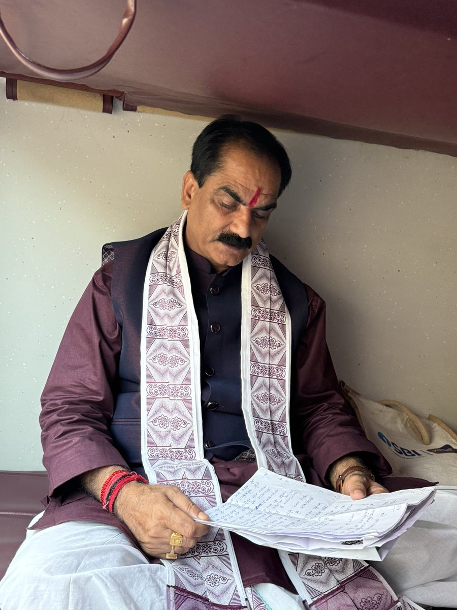 आज नई दिल्ली से अपनी कर्मभूमि दरभंगा के लिए प्रस्थान कर रहा हूँ।

कल देश के यशस्वी प्रधानमंत्री आदरणीय श्री नरेन्द्र मोदी जी द्वारा वाराणसी से किसान सम्मान निधि की 20 वीं किस्त जारी होगी।

इस कार्यक्रम का दरभंगा जिला कृषि कार्यालय परिसर में वीडियो कॉन्फ्रेंसिंग के माध्यम से सजीव
