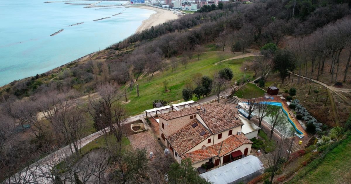 🤯 Семья Валентины Матвиенко (сын с женой) продолжают проводить время в итальянской вилле, о которой мы рассказывали в расследовании 3 года назад. Мы оцениваем стоимость виллы в 1 000 000 000 рублей — и она до сих пор не арестована. 

youtube.com/watch?v=p2gNZr…

Журналисты из