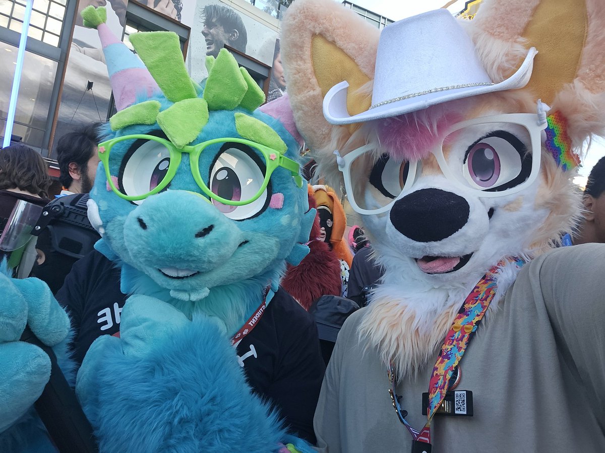 This #FursuitFriday is with <a href="/BashThePinata/">Bash the Piñata 🪅 @Worldcon Seattle</a>  at comicon :D