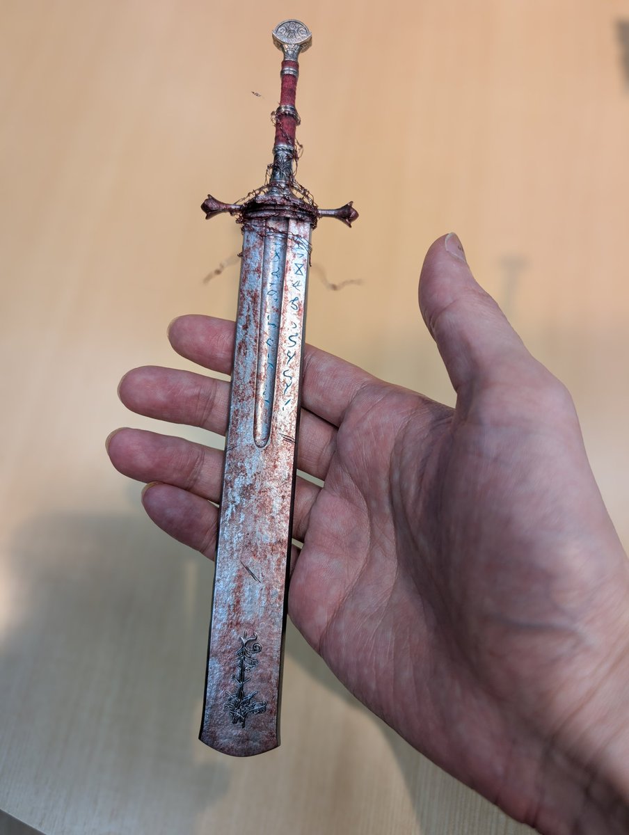 kizagiza工房 @kizagiza_zaiku さんのマレー家執行剣を触らせてもらい