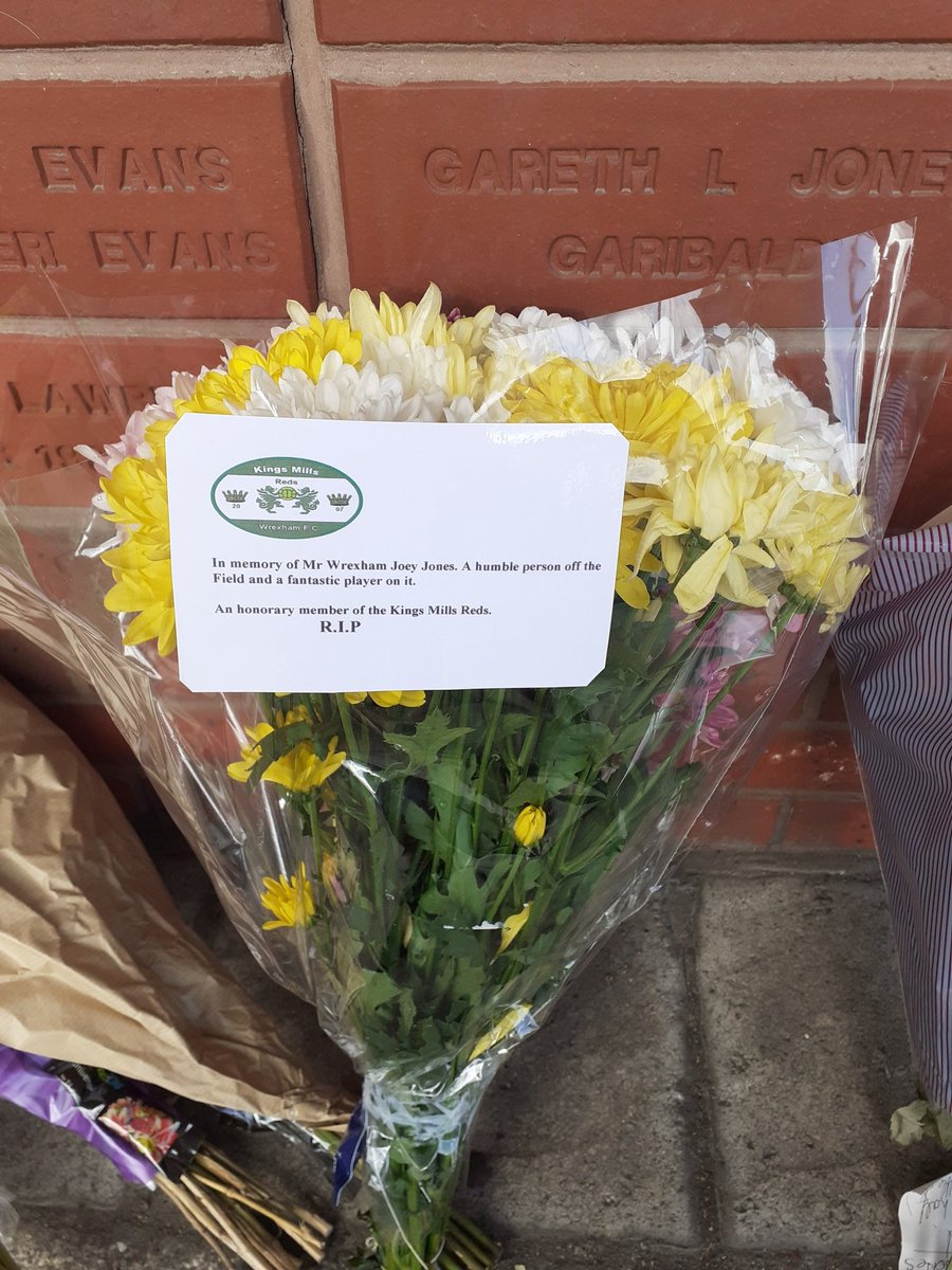 KingsMillsReds's tweet photo. Our floral tribute to Joey Jones honorary member of Kings Mills Reds
"One of our own!"
RIP JOEY https://t.co/P9l5oooZyk