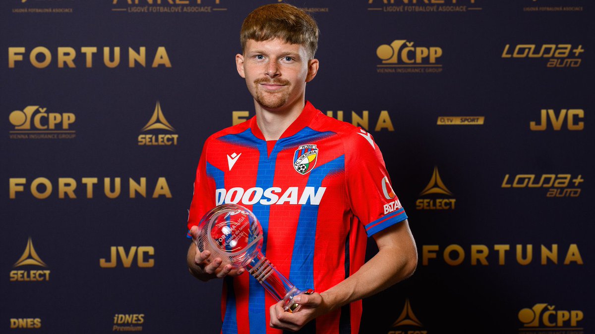 💣 L’OL tient son nouveau milieu offensif : l’international tchèque Pavel Šulc va s’engager contre 7,5 M€.
Polyvalent, capable d’évoluer sur l’ensemble des postes offensifs derrière l’attaquant, il arrive en provenance du Viktoria Plzeň, où il lui restait un an de contrat. Il