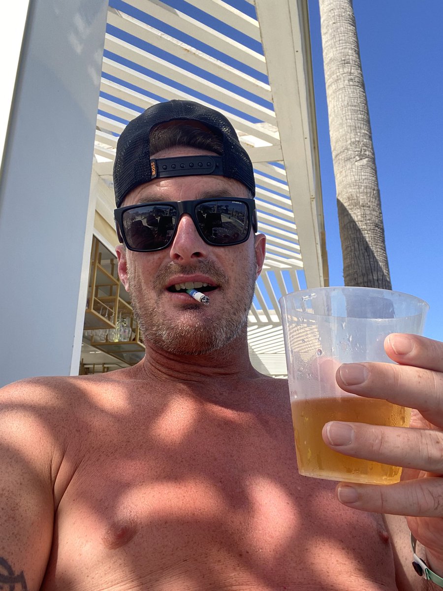 Well sports fans that’s me cooked till next year! Fighting for my life here but there’s a pool party so a cheeky Pina Colada and blend in 👀🥴 #allin #paro #espana #3rddegreeburns 😬