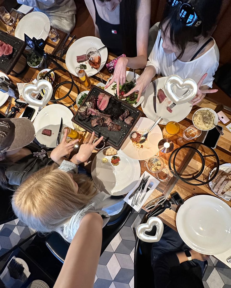 timgaeul's tweet photo. A full day with my girl 💕 in Berlin — w͟e͟ ͟a͟t͟e͟ 🍜, l͟a͟u͟g͟h͟e͟d͟ 😄, and carried souvenirs 🎁 in one hand and snacks in the other. Between flavors and finds, the day felt like 𝘰𝘶𝘳 𝘬𝘪𝘯𝘥 𝘰𝘧 𝘧𝘶𝘯. https://t.co/d39xCb1eU6