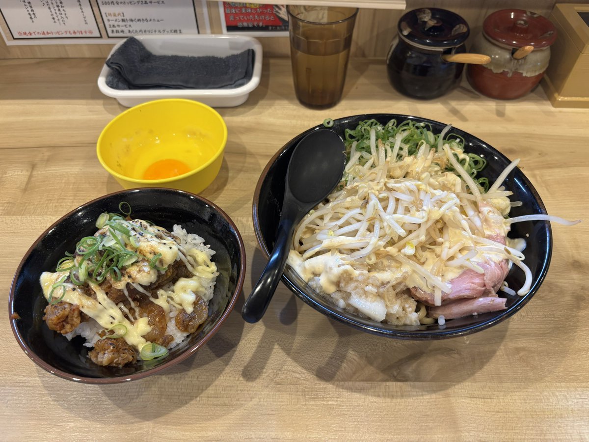 nkmt_sts's tweet photo. ガースーさんが滋賀に発たれる前に、食べ納めに1週間で3回あくた川行ってきた🍜
ガーシュー麺に丼と限定チャーシュー美味かったなぁ
汁なしもオススメしてもらってハマったガリマヨかけて食べてきた😋
ガースーさん、いつも美味しいラーメンありがとうございました！
新天地でもがんばってください！ https://t.co/4Ta1zQIao0