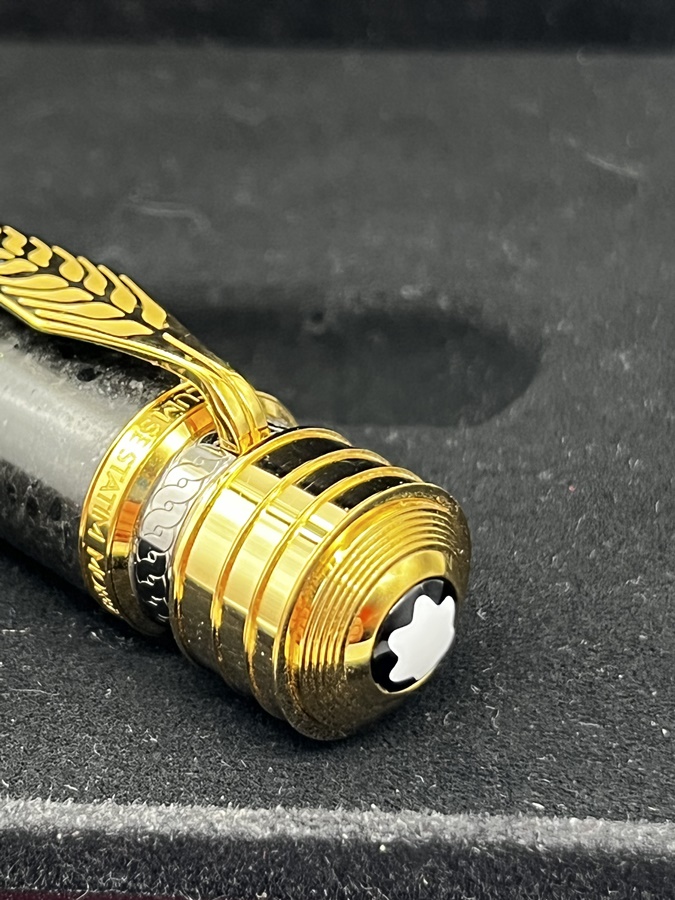 tolledingehh's tweet photo. 4 SALE 🖋️MONTBLANC Patron Of Art 4810 - Hadrian Edition 2019 noch mit Folie unbenutzt/unbeschrieben 
https://t.co/WuZvjx2LVi #montblanc #pen #fountain #füller #pluma #patron #art #edition #gold https://t.co/UP7YtCSKHb