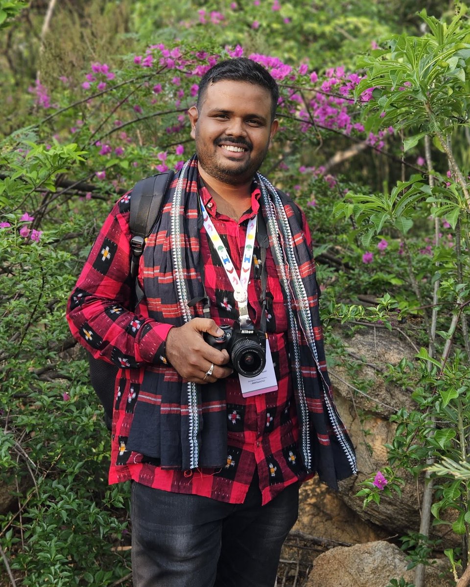 ssgapu22's tweet image. #ସମ୍ବଲପୁରୀଦିନ ଶେଷ ହେଇନି, ଶୁଭେଚ୍ଛା ପାଇଁ ନୂଆ ସମ୍ବଲପୁରୀ କପଡ଼ାରେ ତ କିଛି ହେଇପାରିଲାନି, ତେଣୁ ପୁରୁଣାରେ କାମ ଚଳେଇଦେବା ଆଉ ।

ଫଟୋ: ଜ୍ଞାନ ଭାଇ
#sambalpuriday #Odia #Odisha #OdishaAha #SambalpuriShirt #ସମ୍ବଲପୁରୀସାର୍ଟ #ଓଡ଼ିଆ #ଓଡ଼ିଶା #ଆମହସ୍ତତନ୍ତ #OdishaHandloom #HandloomOdisha