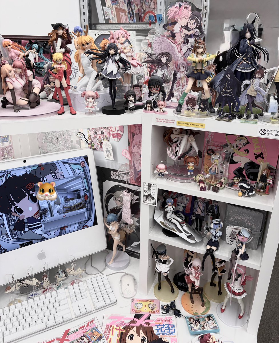 꾸역꾸역 카페를 가야만하는 여성••
술처먹고 12시까지 영업하는 카페 쫀득하게 찾아서감이