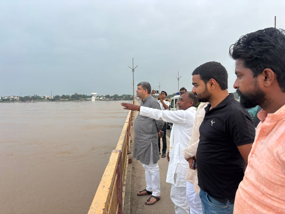 ErAshishSPatel's tweet photo. आज जनपद मीरजापुर के कोन ब्लॉक के बाढ़ ग्रस्त क्षेत्रों का स्थलीय निरीक्षण कर स्थिति का जायजा लिया।

इस दौरान प्रभावित लोगों की समस्याओं और आवश्यकताओं के दृष्टिगत राहत एवं बचाव कार्यों को प्रभावी ढंग से संचालित करने हेतु संबंधित अधिकारियों को आवश्यक दिशा-निर्देश दिए। https://t.co/enNLSnUeKu