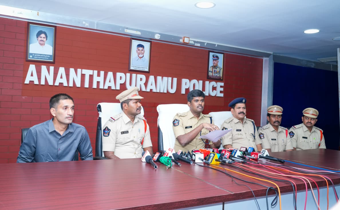 APPOLICE100's tweet image. ✅ #APPolice nabs cyber fraudsters, powering justice into action.

Under the leadership of SP Shri P. Jagadeesh IPS, #AnantapurPolice arrested a 5-member cybercrime gang operating fake apps from Cambodia and routing fraud money via fake bank accounts in Delhi.

💸 A software…