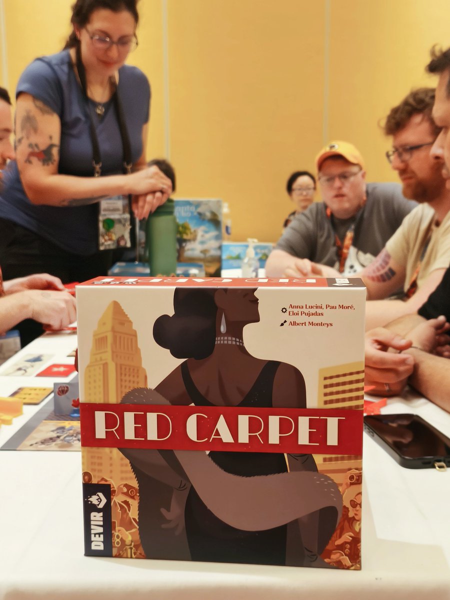 ¡El primer día de Gen Con fue un éxito rotundo!🌈
Un felicísimo <a href="/BenjaAmorin/">Benjamín Amorín</a> se ha estrenado como autor💕, las demos estuvieron llenas todo el día, Red Carpet y su photocall nos dieron momentazos📸 y repartimos un montón de premios en nuestro quizz sobre cine, ¿qué nos deparará