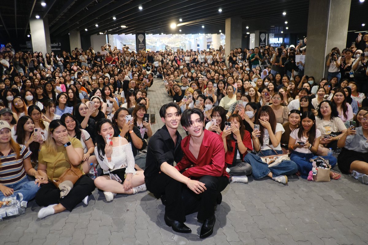 ใครว่าซีรี่ย์ไม่ได้เขียนมาจากเรื่องจริง ขอค้านค่ะ เธมโป้ คือเรื่องจริงที่กำลังเกิดขึ้นเลยค่ะ ศิลปินก็เหมือนสินค้า ค่าย คือ เจ้าของบ้าน ลูกค้าคือ คนจ่ายตังค์ แฟนคลับ คือ ผลตอบแทน โลกธุรกิจไม่ได้สวยหรู มันต้องแข่งขัน แทนที่จะมาดราม่า ไปเป็นกำลังใจให้เด็กๆดีกว่าเนาะ