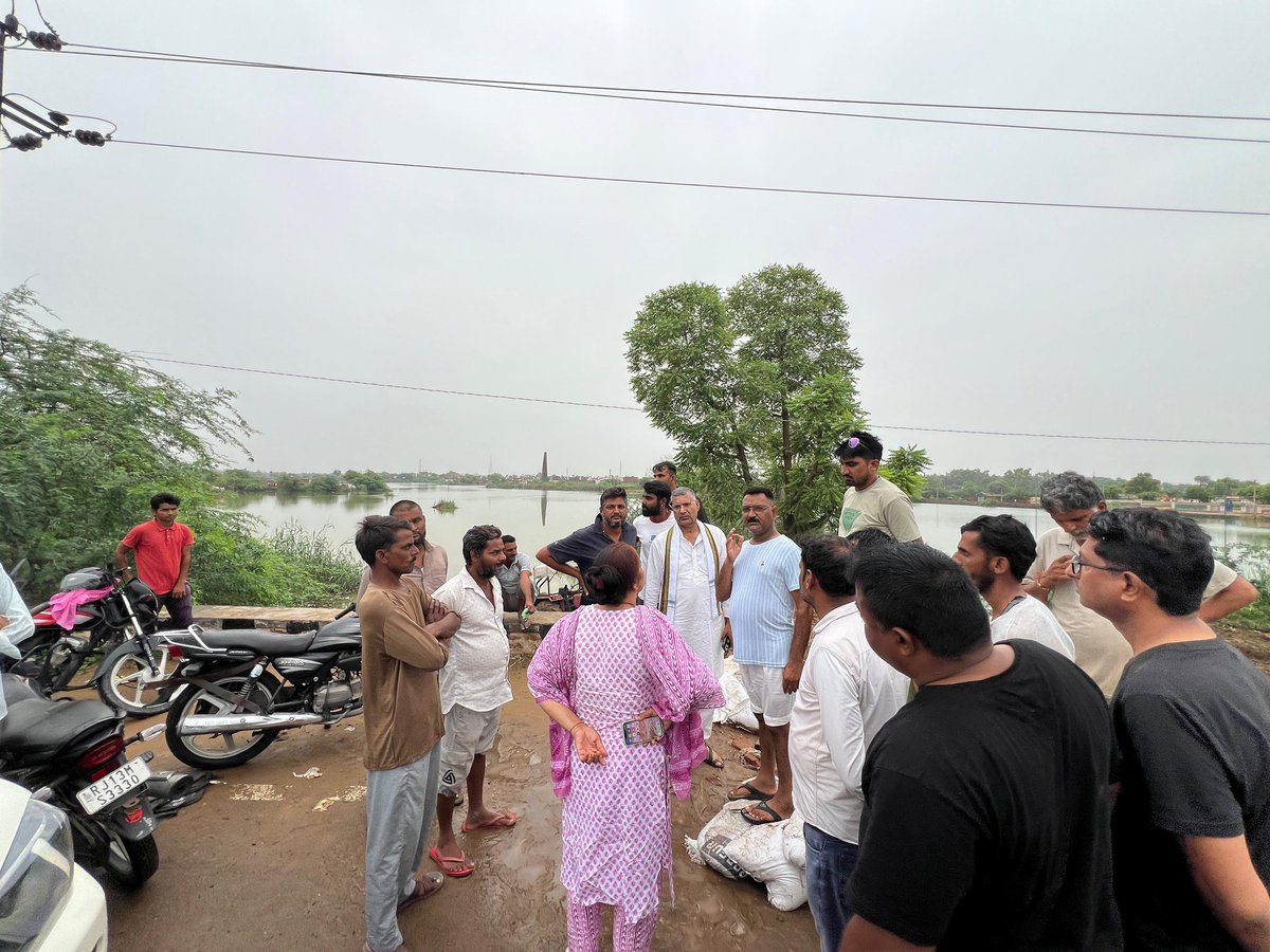 शहर में भारी बारिश के कारण जलभराव की स्थिति का निरीक्षण किया, तुरंत प्रभाव से प्रशासन को अवगत करवाया और पानी की निकासी का समाधान करवाया।
#drgedar #suratgarh #sriganganagar #सूरतगढ़ #सूरतगढ़_विधानसभा #श्रीगंगानगर #Hanumangarh #हनुमानगढ़ #जैतसर #jaitsar