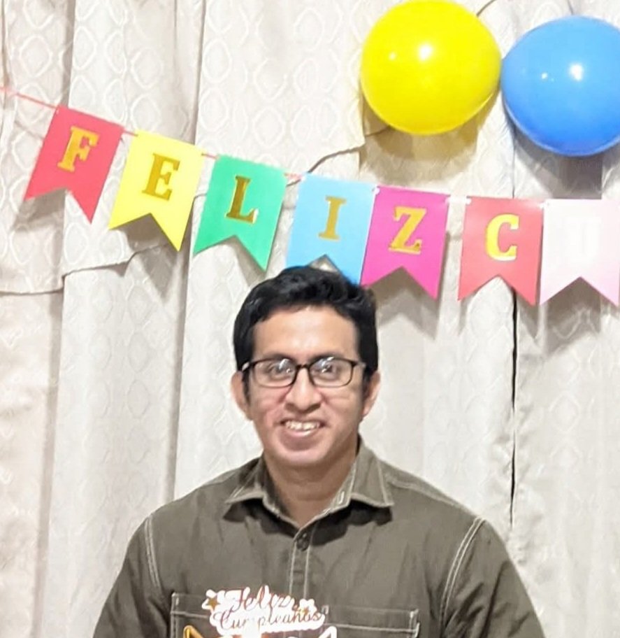 Byron Alejando se debate entre la vida y la muerte.El 21 d julio,él cruzaba la calle en la Y de #SantaElena,pero fue embestido por un motociclista q no respetó la luz roja del semáforo.Por fracturas en el cráneo está grave. El responsable está libre.