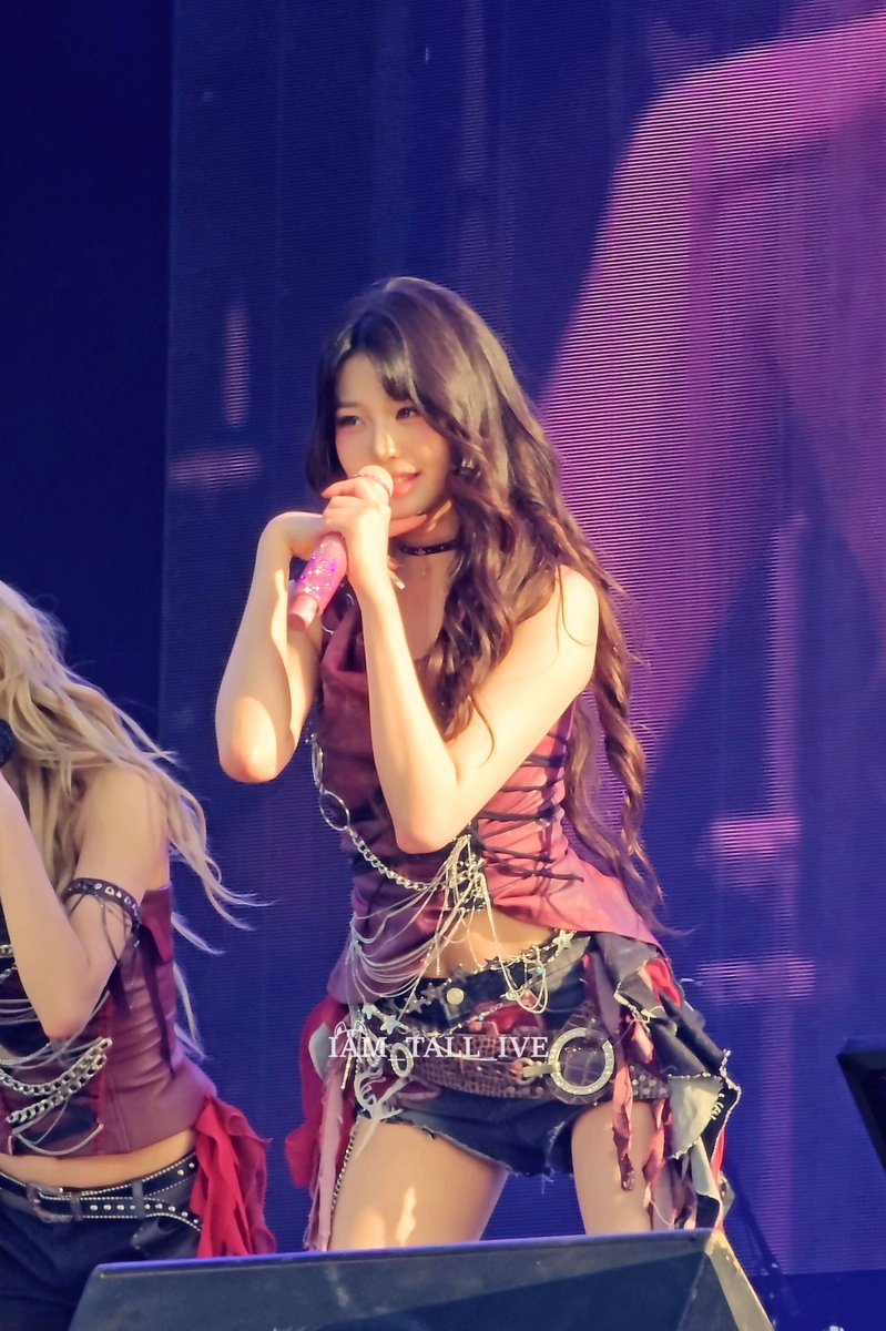 IVE Lollapalooza Paris 2025
20.07.2025
#IVE #아이브
#JANGWONYOUNG #장원영