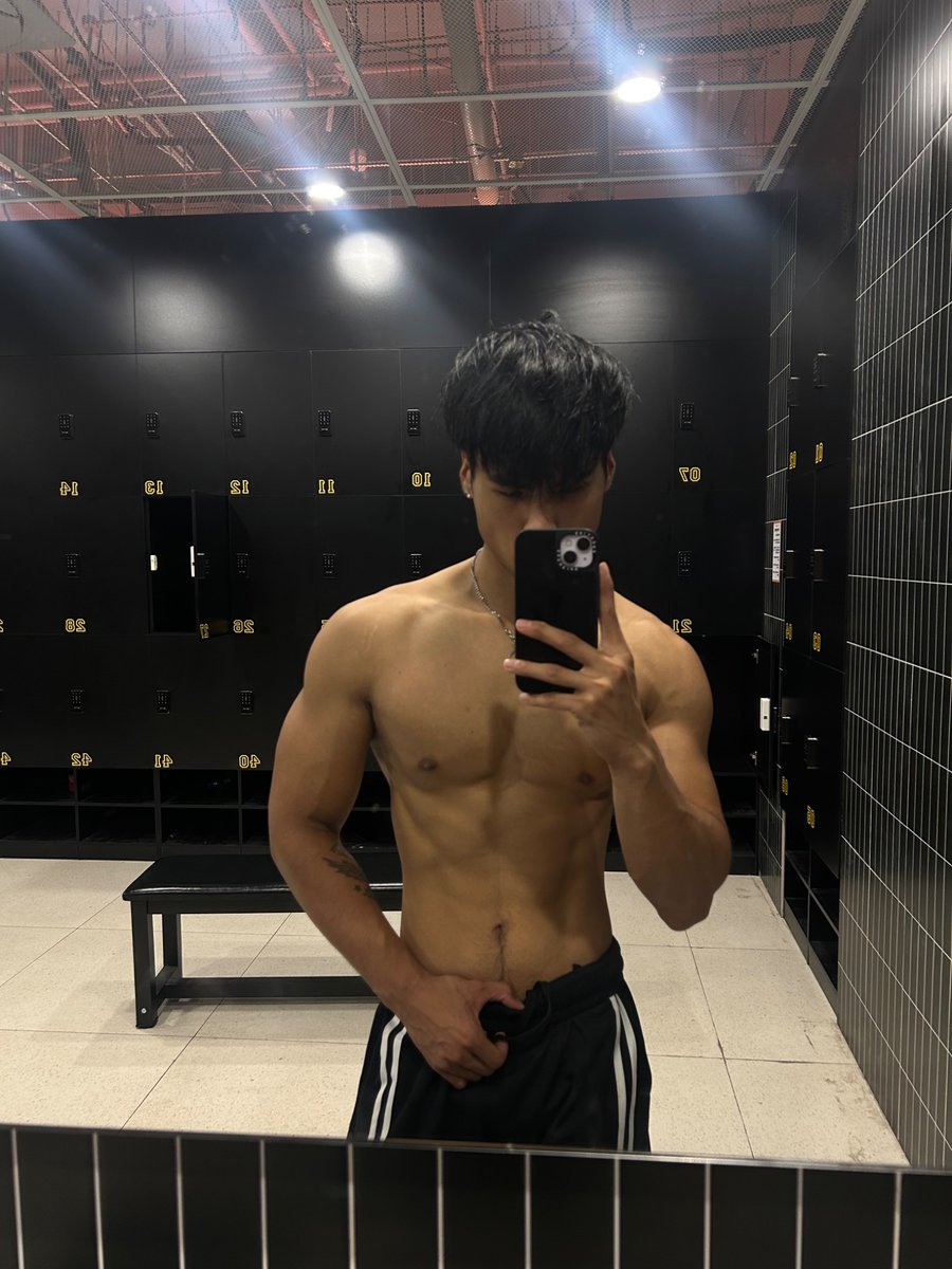 肩膀受伤以后没法好好练也懒得拍照，可能很难接受比较细狗的自己，就是身材焦虑挺严重其实