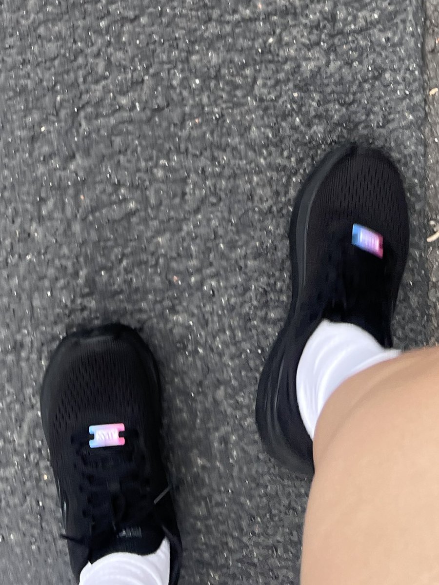 족적근막염 있는 소녀들 당장 ‘스케쳐스 맥스쿠셔닝‘ 구매하시기를.

못생겨서 외면하다 모든 신발 다 실패해 결국 구매했습니다. 
뛰고 걷고 산타고 줄넘기 하고 다 해봤는데 진짜 편합니다.
당장 사십쇼. 그리구 생각보다 안 못생김.