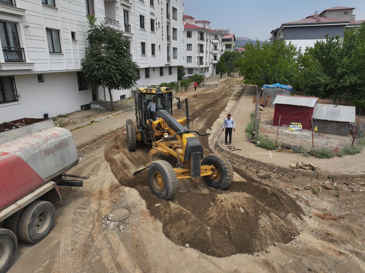 Nihat çelik (@nihatcelik_) on Twitter photo Şehit Mustafa Gündoğdu mahallemizin Ana caddelerinin asfaltını Belediye Başkanımız Sayın <a href="/Erdalarikan12/">Erdal ARIKAN</a> ın desteği ile geçen sene tamamlamış idik.
Bu sene de hızlı bir şekilde Mahallemizin ara sokaklarına başladık.
Nasip olursa bu bir aylık süre zarfında Mahallemizde hiçbir Şehit Mustafa Gündoğdu mahallemizin Ana caddelerinin asfaltını Belediye Başkanımız Sayın <a href="/Erdalarikan12/">Erdal ARIKAN</a> ın desteği ile geçen sene tamamlamış idik.
Bu sene de hızlı bir şekilde Mahallemizin ara sokaklarına başladık.
Nasip olursa bu bir aylık süre zarfında Mahallemizde hiçbir
