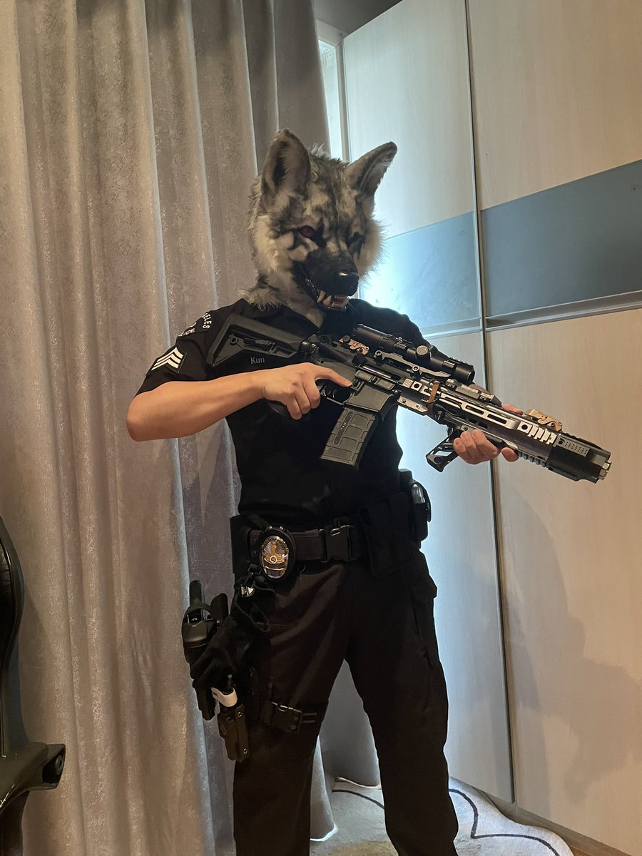 Knock knock～#FursuitFriday