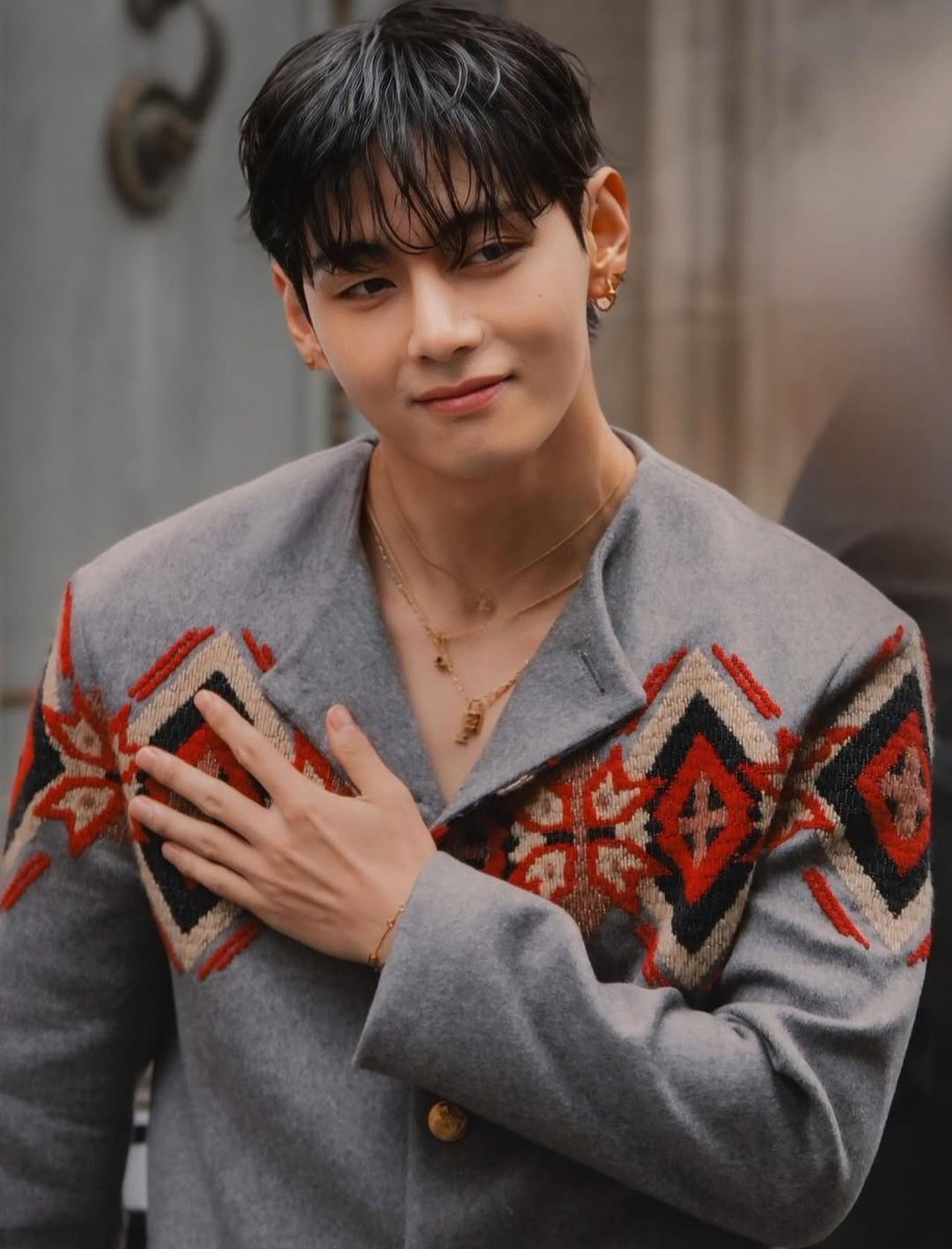 Kim Taehyung is the FIRST IDOL EVER  to be awarded BEST SOLO at the inaugural iMBC Awards 2025.

CONGRATULATIONS TAEHYUNG 
iMBC AWARDS  BEST SOLO V
#IMBC_WINNER_V

Thank you, TAE CREW, this is yours too 🫶