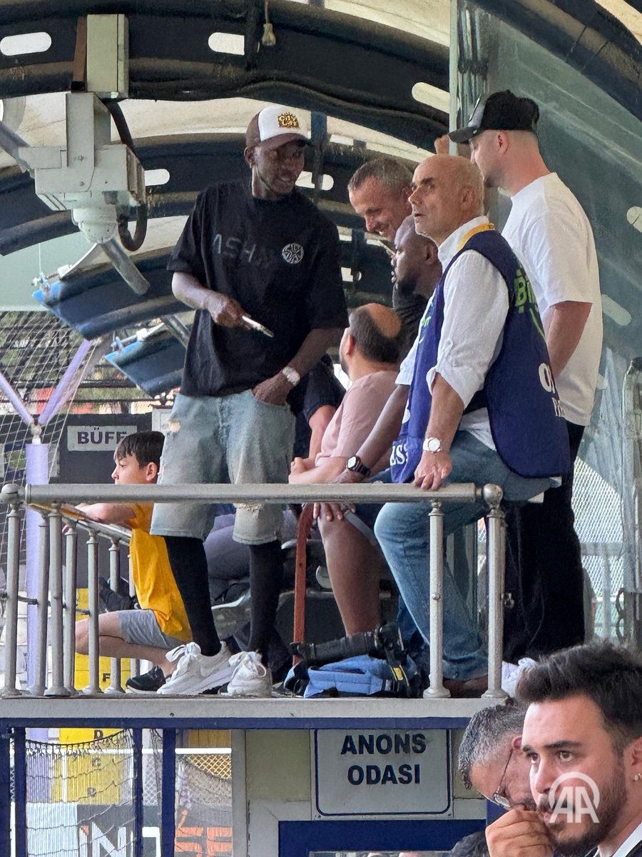 📸 Gençlerbirliği’nin yeni transferi Henry Onyekuru, TSYD Kupası maçını tribünden takip ediyor.