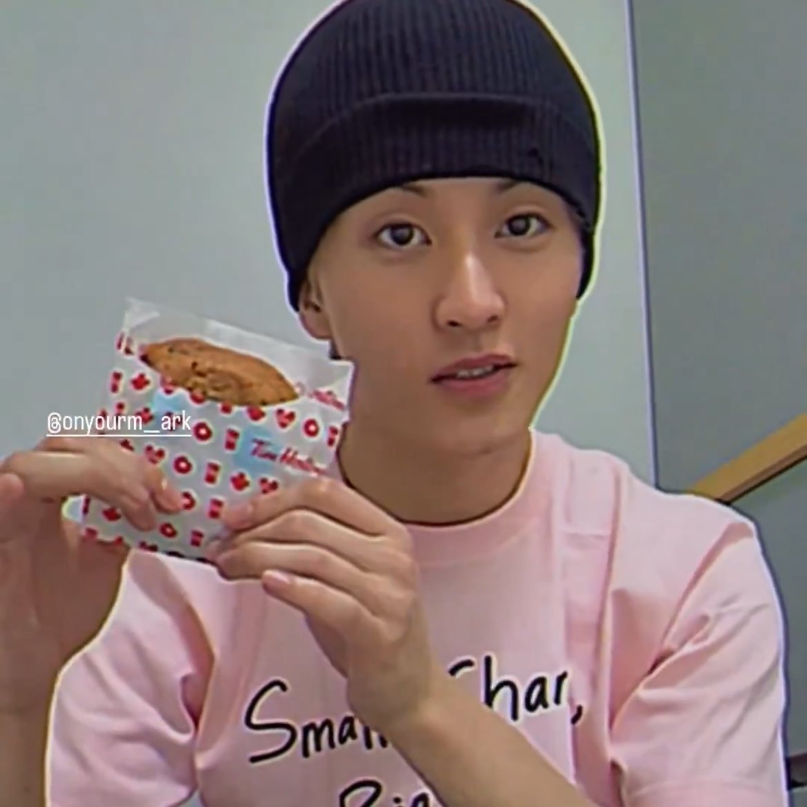 マークがシズニの為に自分の誕生日に準備したもの

1. 当日韓国にいないので早めのセンイルライブ
2. 宝探しイベント(街中でステッカーを見つけたシズニに私物(計26個)をプレゼント)
3. 自分のセンイルカフェにティムホートンのスマイルクッキーを準備

🥲🥲🥲