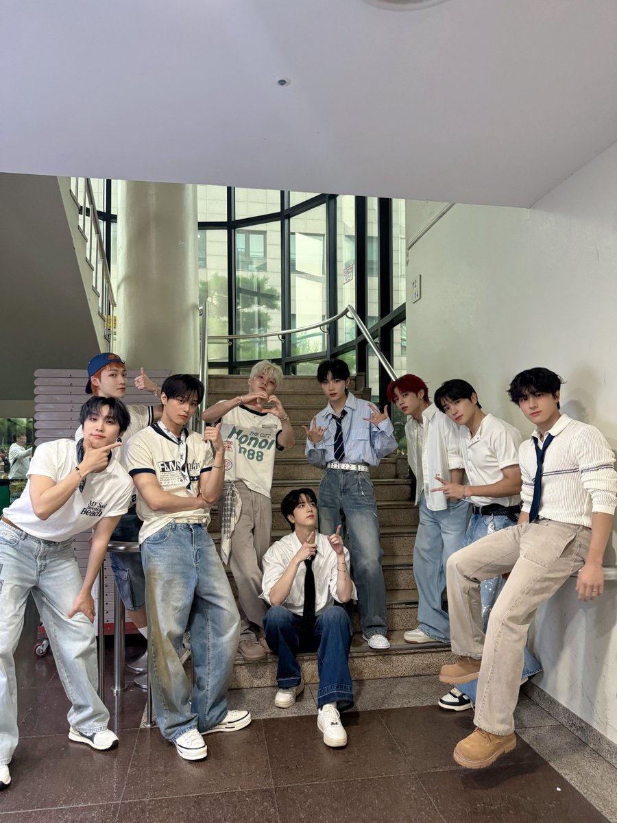 THEBOYZ_officl's tweet image. [📸] 더보이즈 뮤직뱅크 &amp;amp; 팬사인회 완료🍃 드디어 ‘Stylish&apos; 첫 음악방송‼️ 이른 아침부터 저녁까지 함께해 준 더비들 덕분에 ’AURA&apos; 와 &apos;Stylish&apos; 무대, 그리고 팬사인회까지 사랑으로 가득한 멋진 하루를 만들 수 있었어요🫶🏻

#THEBOYZ #더보이즈
#aeffect #Stylish