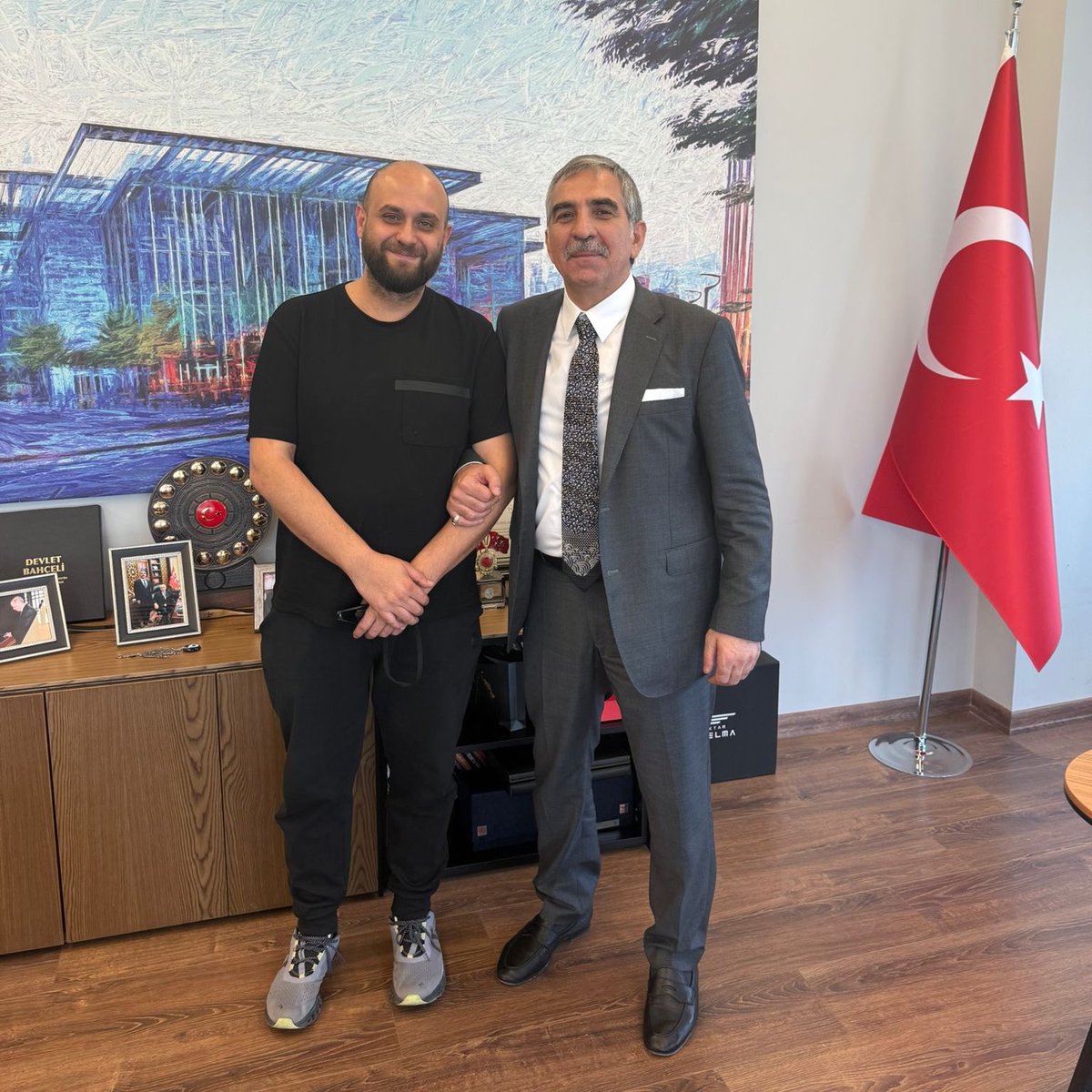 Sosyal Medya ve Siyasi İletişim Danışmanı kıymetli kardeşim Abdurrahman Erzurum ile verimli bir hasbihal gerçekleştirdik.
<a href="/AErzurum/">Abdurrahman Erzurum</a> 
Gündeme dair fikir alışverişinde bulunduk; birlik ve ülkemizin geleceği için ortak çalışmalara gönülden destek veriyoruz. 🇹🇷