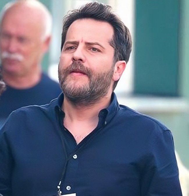 bu güzel günlerde ismini anmadan geçemeyeceğimiz isim erden timurdur. ilk geldiğinde dursun özbek yönetimine kattığı vizyon, gayrimenkul projeler, yıldız isimler, gardi bağlantıları ve büyüyerek borçları bitirme düşüncesi. geldiğimiz noktada bb çıkış, gelir getiren projeler,