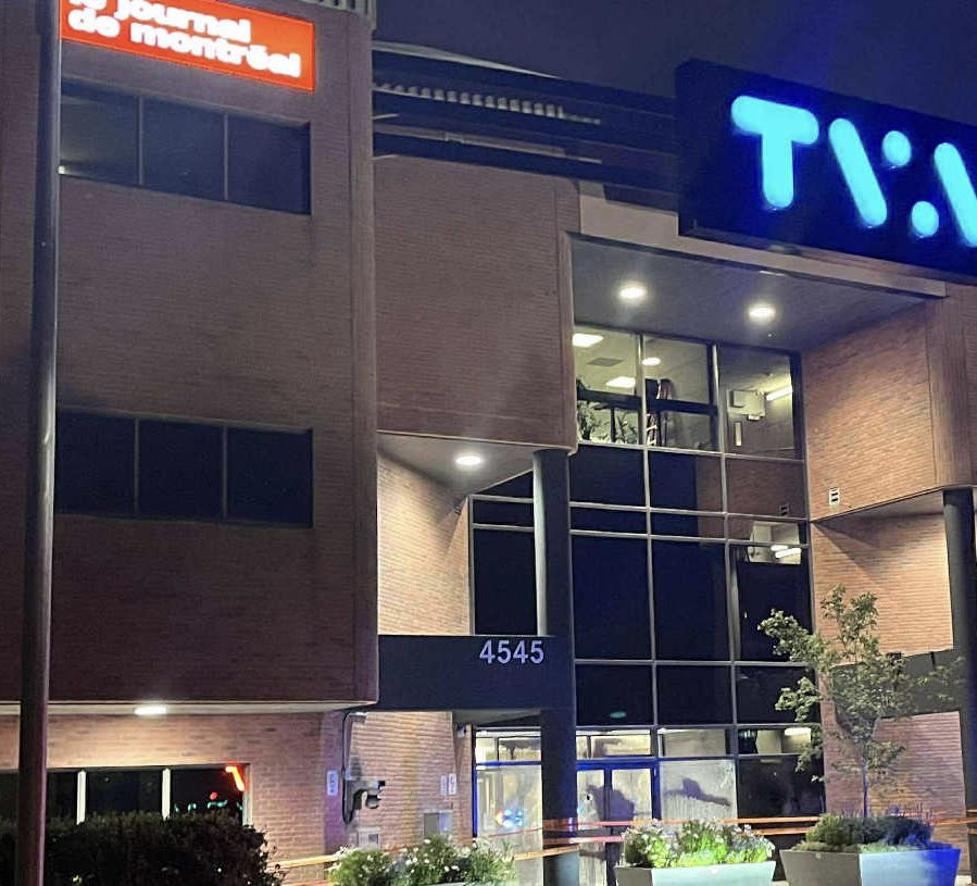 epchampagne's tweet image. On peut critiquer les médias en tout temps. Du vandalisme? Non. Des personnes ont tenté de s’introduire avec des marteaux à l’intérieur des locaux du @JdeMontreal et de @tvanouvelles. La @FPJQ dénonce cet acte de violence insensé.