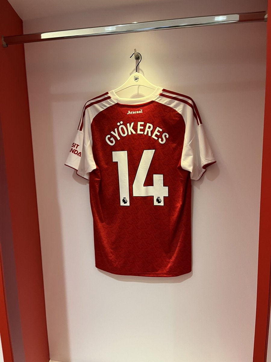 Had to get a pic of their new man’s shirt on the stadium tour today.

Son wearing his Cov top sparked numerous conversations about big Vik and they seem pretty excited about him signing for them 

#PUSB #SBA