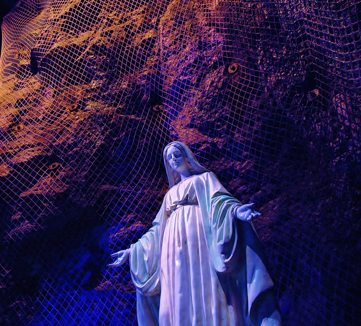 🕊️ Nous vous souhaitons à tous et à toutes une belle fête de l'Assomption !

Que la grâce de Marie nous guide toujours sur le chemin de la paix et de l'amour.

----

🕊️ We wish youall a happy Assumption Day!

May the grace of Mary always guide us on the path of peace and love.