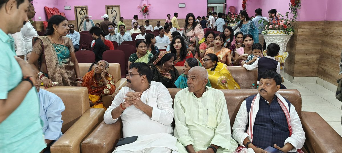 हाजीपुर के मरई में आयोजित मांगलिक कार्यक्रम में सम्मिलित होकर शुभकामनाएं प्रेषित कीं।