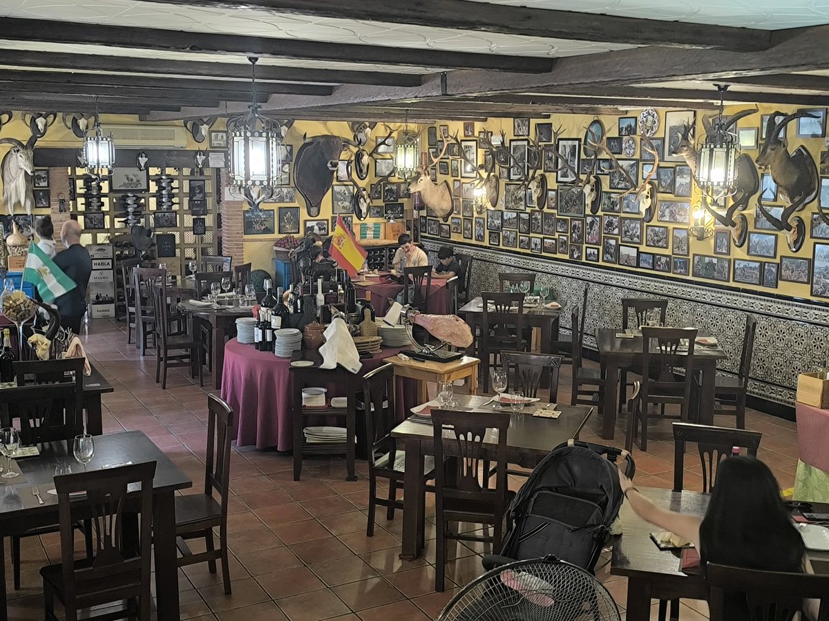 He comido en un restaurante que olía a VOX y a mocasines con camisa de Polo Ralph Lauren de manga larga.