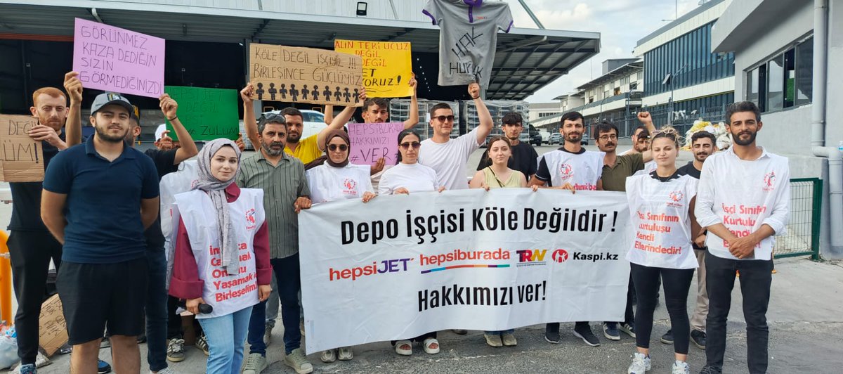 Kötü çalışma koşullar ve baskıya karşı haklı fesih hakkını kullanan HepsiJet işçilerinin direnişi 10. gününde.

İşçilerle birlikte HepsiJet'in Kıraç'ta bulunan bölge müdürlüğü önündeydik.

"Onurumuzla, alın terimizle, emeğimizle haklarımızı alana kadar mücadelemize devam