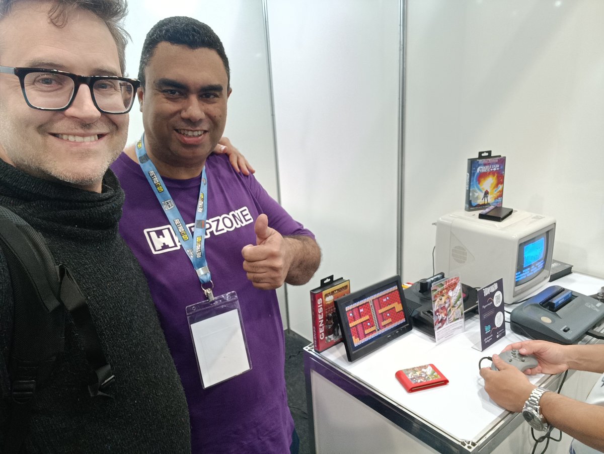 RetroSumus's tweet photo. Huge thanks to Lucas Munhoz aka LMS_retro for his work on our #Retrocon2025 Exclusive demo carts! He was also promoting #FrontierForce by @badcomputer0 and #Noturno by @chirinea, both for the SMS 👾
Also pictured Diego aka @UCOLECIONADOR1 📸
🧵👇 https://t.co/xHJFd3pRMb
