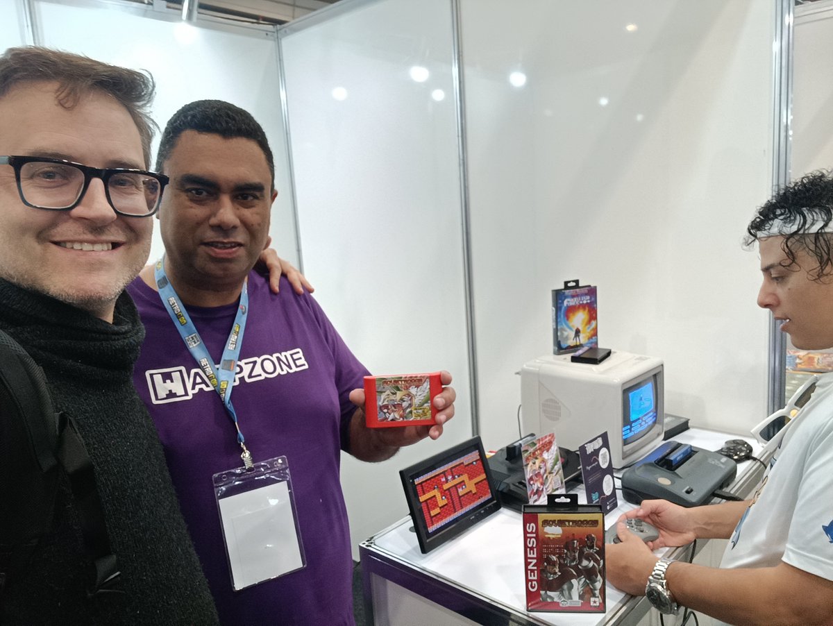 RetroSumus's tweet photo. Huge thanks to Lucas Munhoz aka LMS_retro for his work on our #Retrocon2025 Exclusive demo carts! He was also promoting #FrontierForce by @badcomputer0 and #Noturno by @chirinea, both for the SMS 👾
Also pictured Diego aka @UCOLECIONADOR1 📸
🧵👇 https://t.co/xHJFd3pRMb