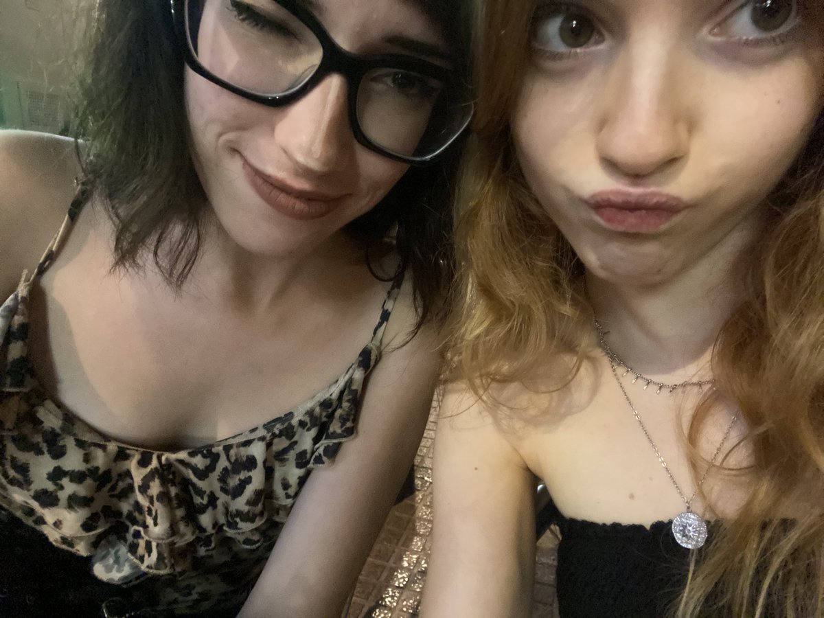 desiirchi's tweet photo. feliz dia de la novia  🥰🥰🥰🥰🥰 https://t.co/vIFvsd2M8f