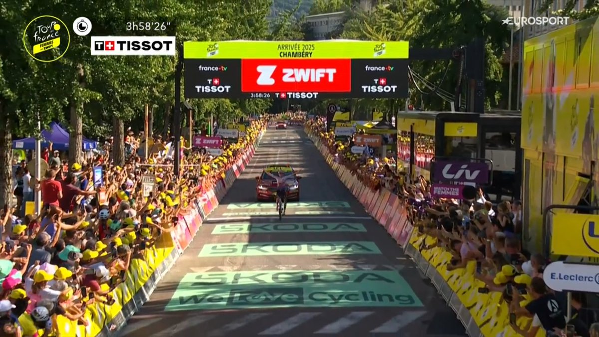 INCROYABLE MAËVA SQUIBAN, ELLE S'OFFRE UN DOUBLÉ SUR LE TOUR DE FRANCE ! Déjà victorieuse hier, la Française d'UAE ADQ (23 ans) remporte en solitaire la 7e étape de la Grande Boucle à l'issue d'une échappée ! La Bretonne a fait la différence dans le col du Granier. #TDFF2025
