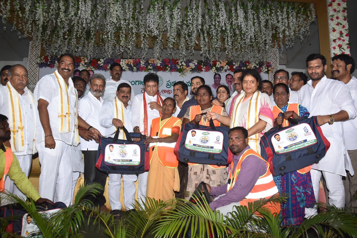 raj_daripally's tweet image. Joined by IT Minister Sridhar Babu garu, @OffDSB LB Nagar in-charge Madhu Yashki garu, @ZC_LBNagar and corporators Sujatha Naik garu &amp;amp; Venkateshwar Reddy garu for distribution of PPE kits to sanitation workers. Grateful for their support! 🙏🧤

#GHMC #PPEKits #Telangana