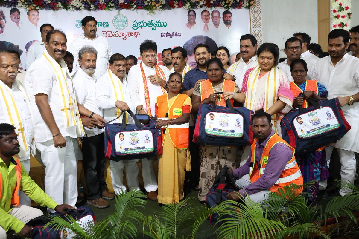 raj_daripally's tweet image. Joined by IT Minister Sridhar Babu garu, @OffDSB LB Nagar in-charge Madhu Yashki garu, @ZC_LBNagar and corporators Sujatha Naik garu &amp;amp; Venkateshwar Reddy garu for distribution of PPE kits to sanitation workers. Grateful for their support! 🙏🧤

#GHMC #PPEKits #Telangana