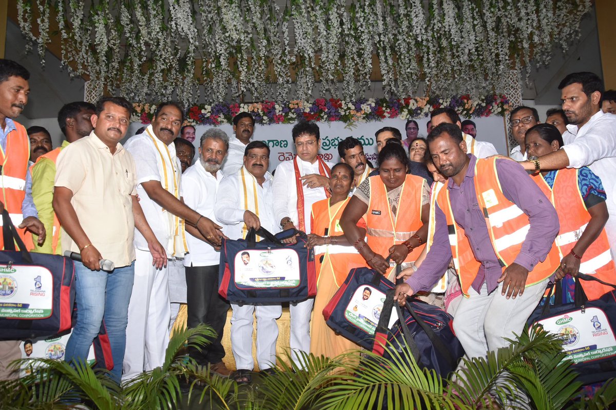 raj_daripally's tweet image. Joined by IT Minister Sridhar Babu garu, @OffDSB LB Nagar in-charge Madhu Yashki garu, @ZC_LBNagar and corporators Sujatha Naik garu &amp;amp; Venkateshwar Reddy garu for distribution of PPE kits to sanitation workers. Grateful for their support! 🙏🧤

#GHMC #PPEKits #Telangana