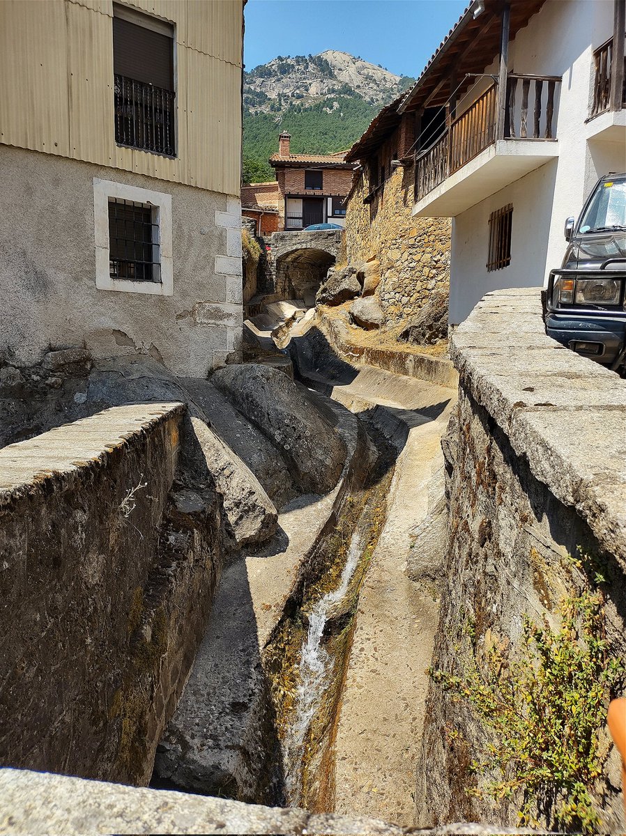 Ka_hhhhh's tweet photo. I love it when there is water running through a town https://t.co/WXWQIop008