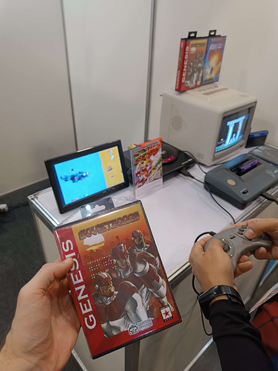 RetroSumus's tweet photo. Huge thanks to Lucas Munhoz aka LMS_retro for his work on our #Retrocon2025 Exclusive demo carts! He was also promoting #FrontierForce by @badcomputer0 and #Noturno by @chirinea, both for the SMS 👾
Also pictured Diego aka @UCOLECIONADOR1 📸
🧵👇 https://t.co/xHJFd3pRMb