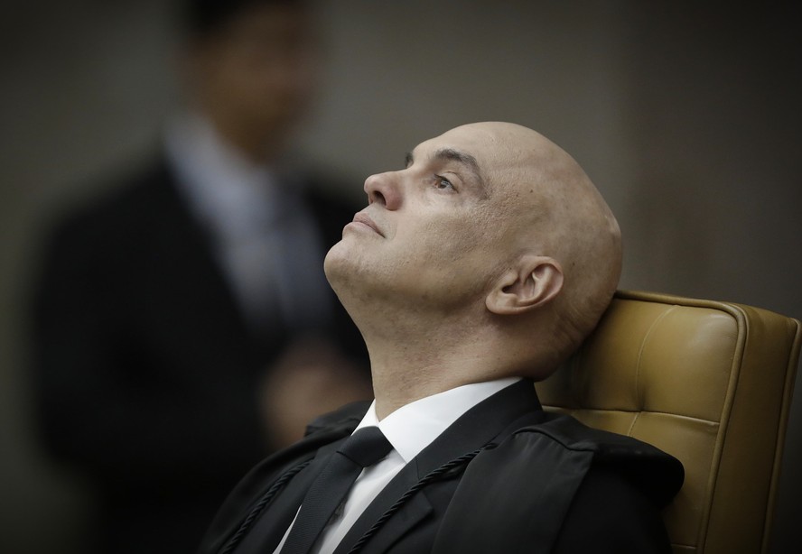 Eu não sei no resto, mas na guerra de nervos esse aqui ganha.
Alexandre de Morais foi feito para esse tempo, tinha que ser ele, exatamente ele pra lhe dar com essa corja de conspiradores.
A história absorverá os bravos, mas aos covardes ela os condenará.
#FodaseTrump