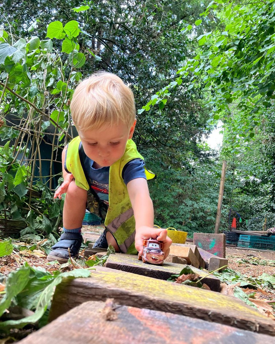 This week, our little explorers learned how to use loppers safely to trim suckers from our Linden tree, then used the branches to start building a magical 'igloo' (a round wicker house in-progress 🛖) - a project that will continue next week at Little Forest Folk Twickenham! ☀️