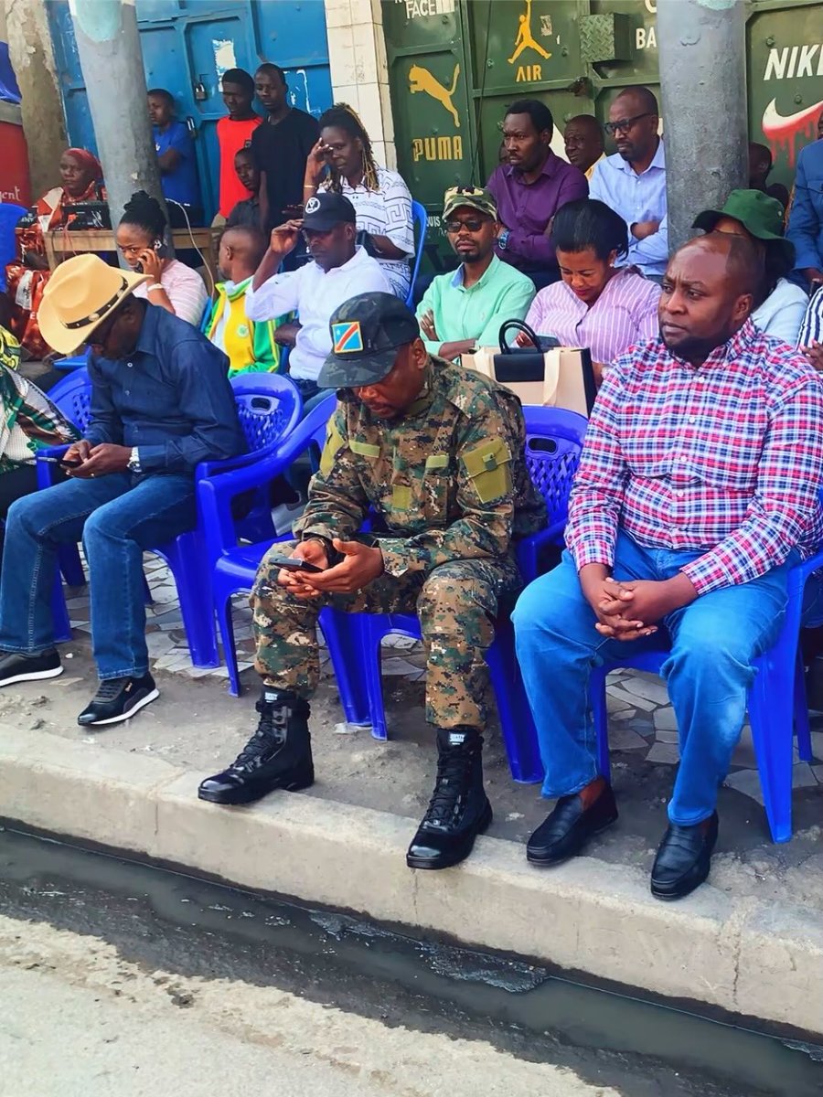 Ds son adresse à la population de #Goma ce jeudi, le Col W. Ngoma a fait observé  1 min de silence en hommage aux victimes de #Komanda en #Ituri, avant d’annoncer que les #FARDC et l’#ARC vont chacun se retirer de 5km de la ligne de front, afin de laisser place à la force neutre