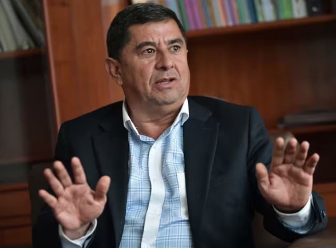 #Atención 

César Manrique, ex director de Función Pública y quien ha sido cercano al presidente, no se presentó en la justicia y la fiscalía no lo encuentra después de que se ordenara su captura el miércoles.  

“No aparece por ninguna parte”, le confirmaron a #MañanasBlu1030.