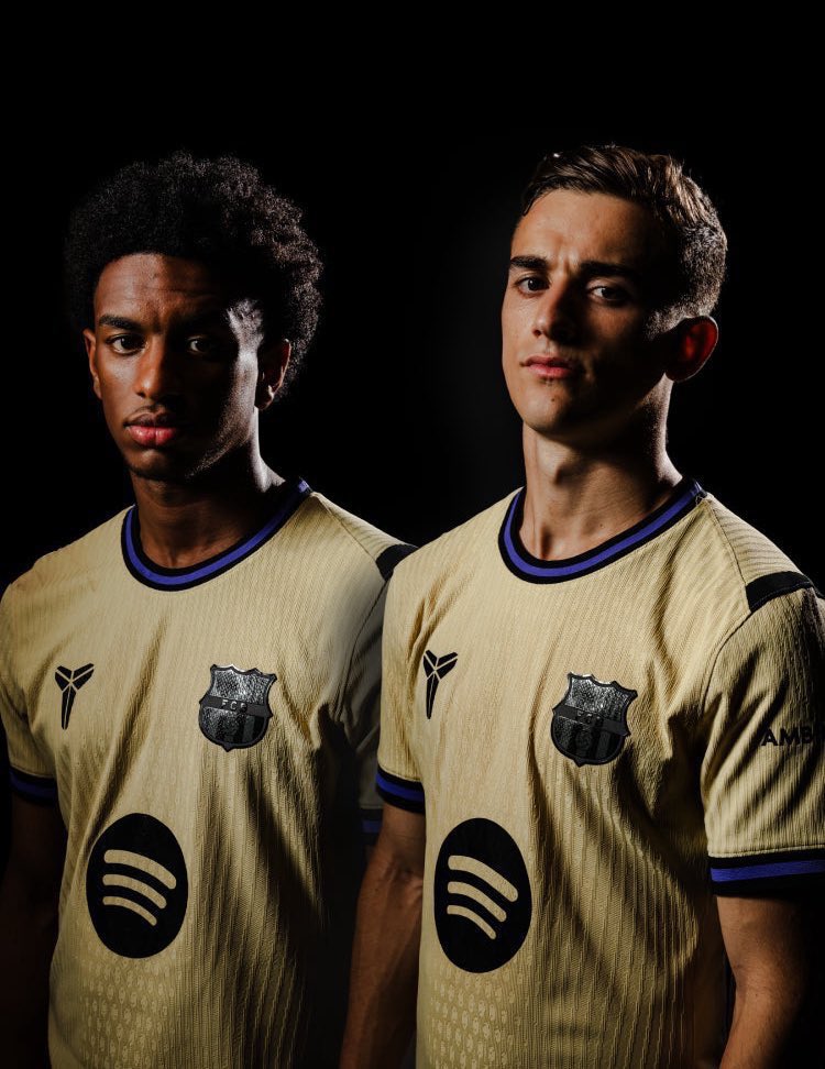 طقم الاتحاد الثالث .. من المتوقع ان يكون مقارب في الالوان لطقم برشلونة الثاني ..

ما رأيكم ؟